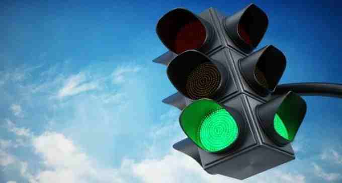 В Днепре просят установить новый светофор и асфальтировать одну из улиц