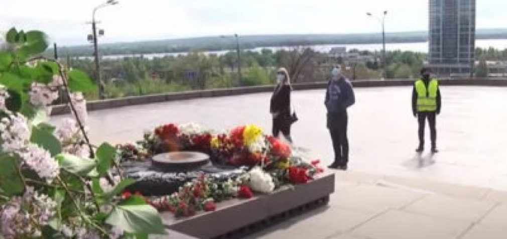 В масках, соблюдая дистанцию и с полицейскими: как в Днепре чтили память жертв Второй мировой войны, – ВИДЕО