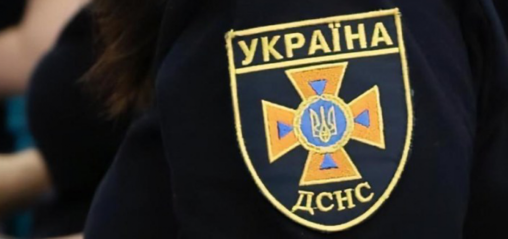 Под Днепром спасатели убрали электроопору с трассы, – ФОТО