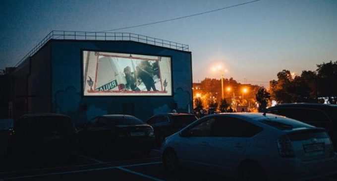 В Днепре появился бесплатный кинотеатр под открытым небом