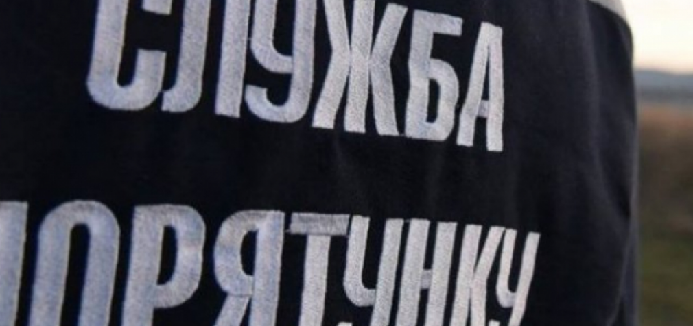 На Днепропетровщине девочка не смогла снять кольцо: спасатели разрезали его болгаркой, – ФОТО