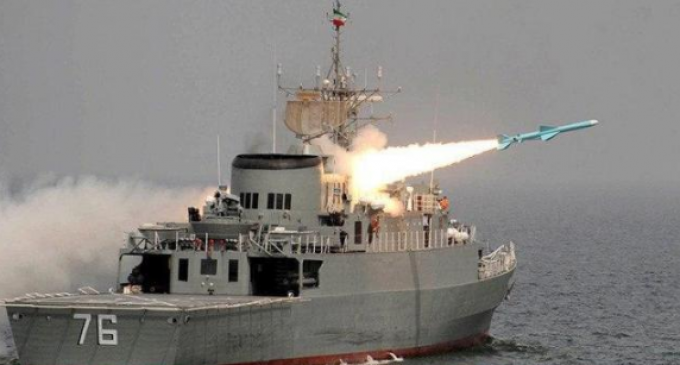 Иранские военные во время учений потопили свой же корабль