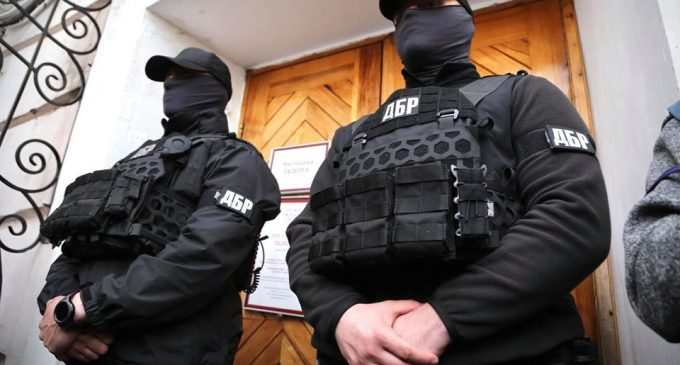 Спецназ ГБР штурмовал музей Гончара с картинами Порошенко