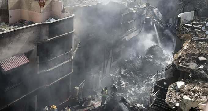 Авиакатастрофа в Пакистане: погибли 97 человек, двое выжили
