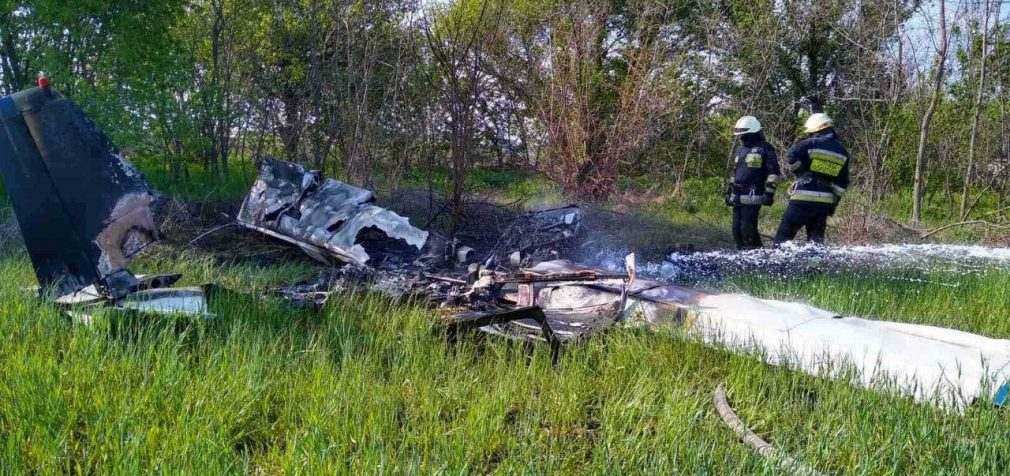 Под Днепром упал и загорелся частный самолет, есть погибшие – ФОТО