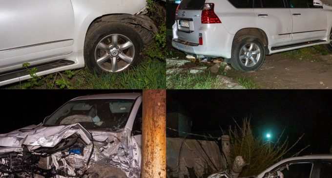В Днепре водитель Lexus влетел в ограждение стоянки и повредил несколько авто, – ФОТО