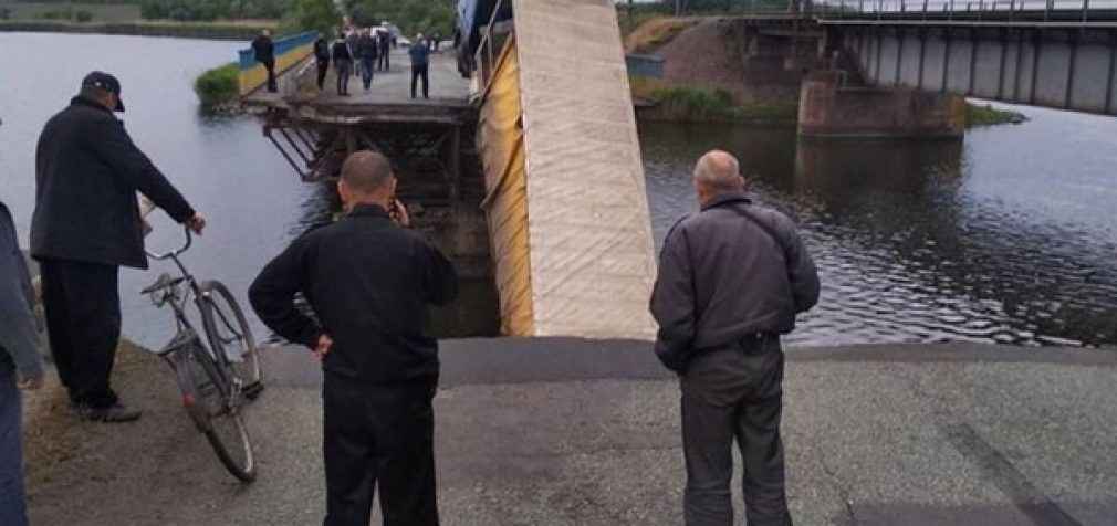 В Днепропетровской области рухнул мост вместе с фурой