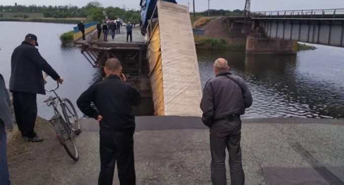 В Днепропетровской области рухнул мост вместе с фурой