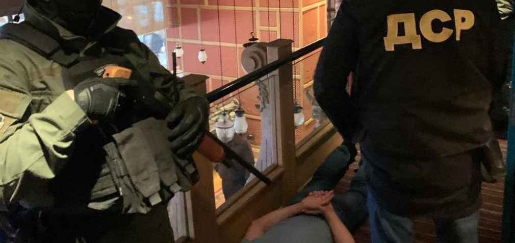 Избили и угрожали убийством: в Киеве задержали банду рэкетиров