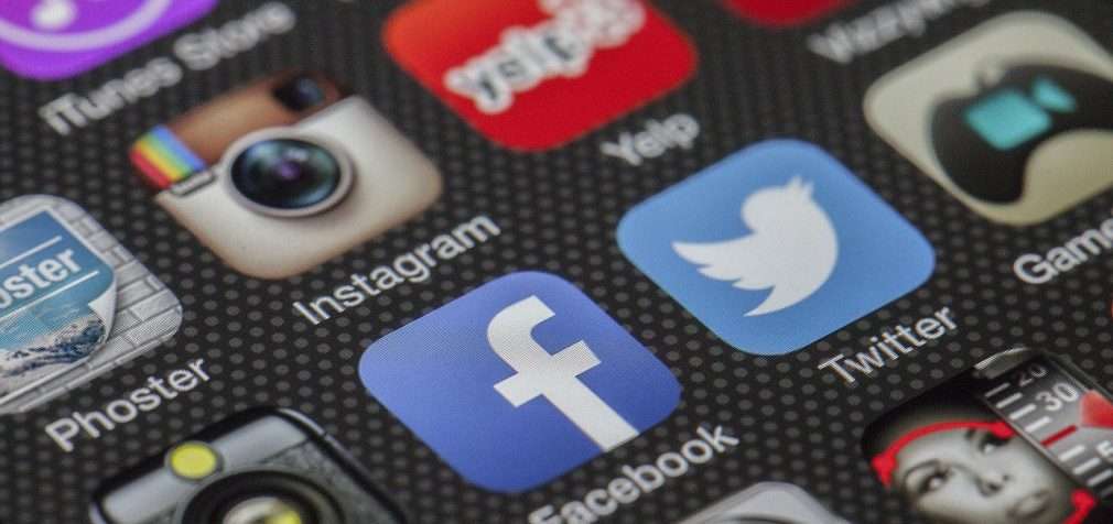 Половина аккаунтов в Twitter, говорящие про COVID-19, это боты