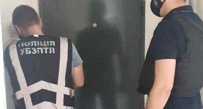 В Днепре мужчина без гражданства подделывал документы для иностранцев, – ФОТО