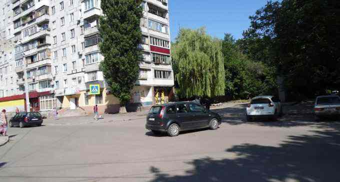 Днепряне возмущены соседством наливайки с памятником Борису Кротову