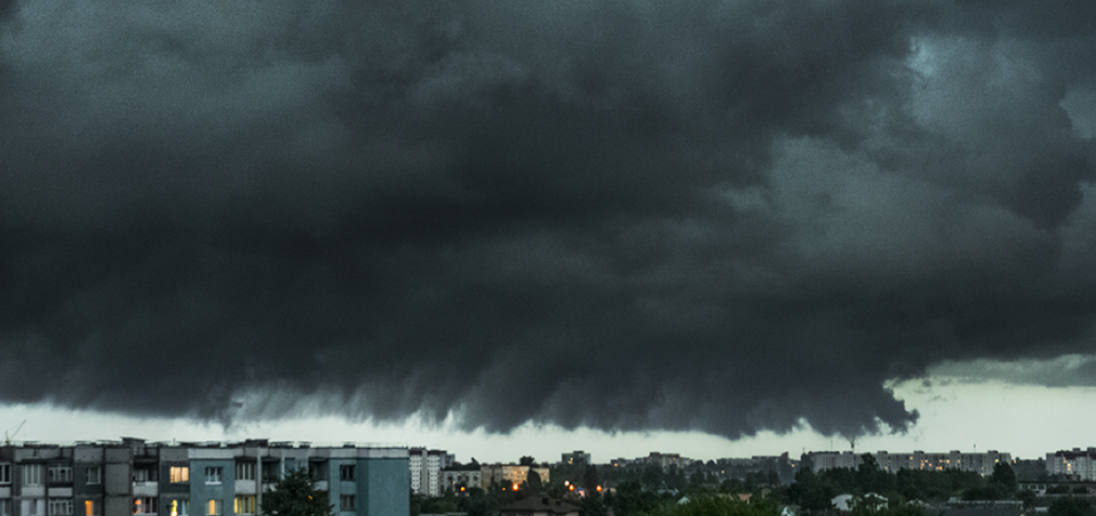 Грозы, град и ветер: в Днепре и области предупреждают о возможной буре