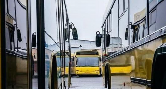 “Автобусы выпустили почти все, а пассажиров все ещё мало”: ситуация с общественным транспортом в Днепре