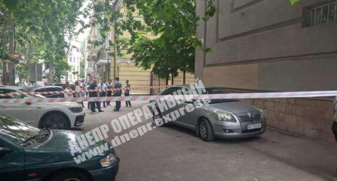 Подсел в машину и угрожал пистолетом: в центре Днепра у мужчины украли 4 миллиона гривен, – ФОТО