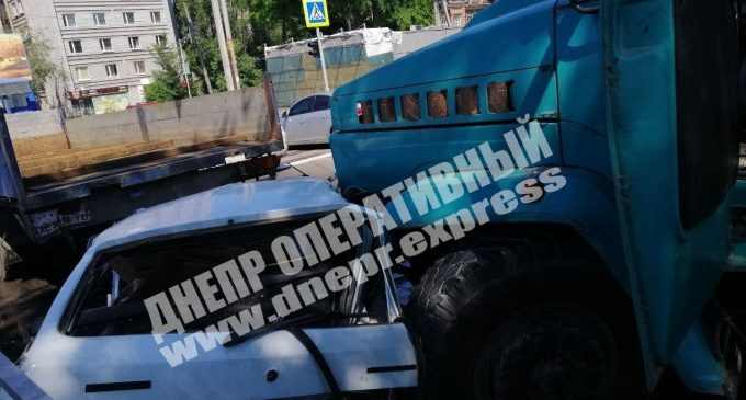 В Днепре у бетономешалки отказали тормоза: в аварии пострадали двое мужчин, – ФОТО, ВИДЕО