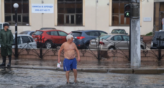 Несколько областей Украины заливает дождями, на полях – торнадо
