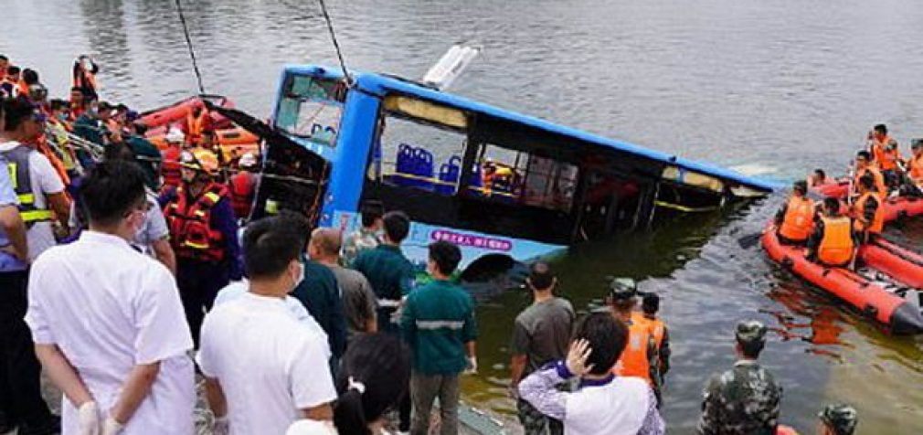 В Китае автобус со школьниками упал с моста: погиб 21 человек