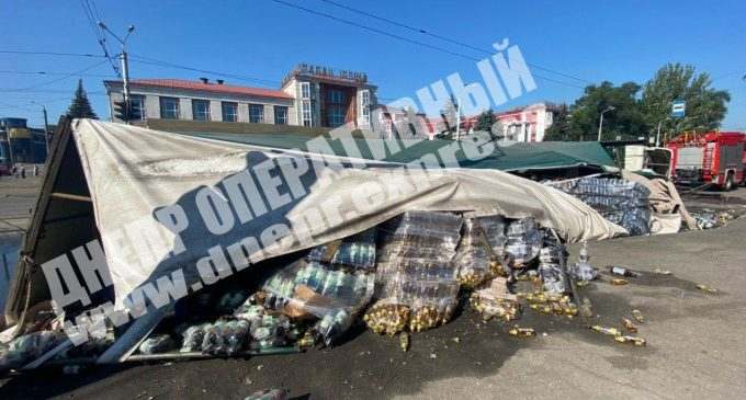 В Днепре на скорости перевернулась фура с пивом: пострадал водитель, – ВИДЕО