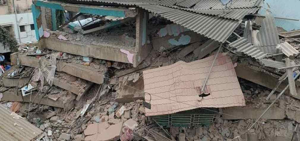 В Индии мальчик пролежал под руинами дома 20 часов и выжил