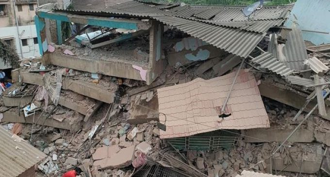 В Индии мальчик пролежал под руинами дома 20 часов и выжил