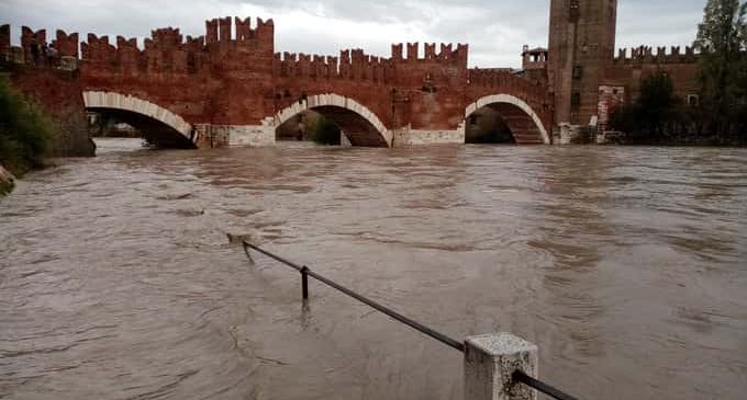Торнадо, гигантский град и наводнение: Италию накрыла стихия