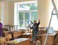 “Потолок уже сыплется и трещит”: днепряне просят провести капитальный ремонт школы №81