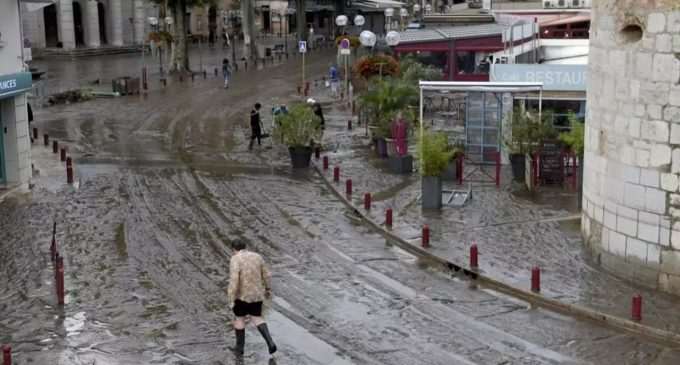 Во Франции – сильные ливни, люди без воды и электричества