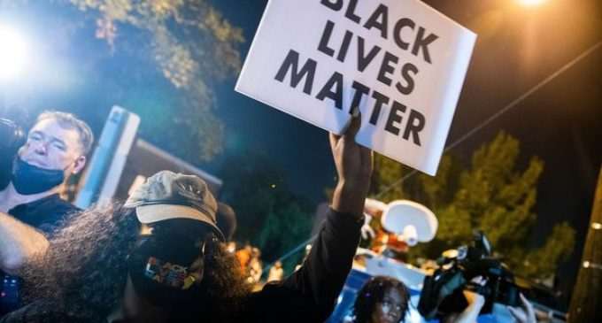 В США протесты из-за убийства копами 18-летнего афроамериканца