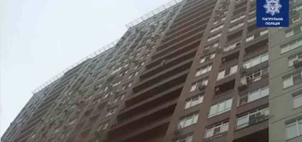 В Киеве патрульный поймал женщину, прыгнувшую с 15-го этажа