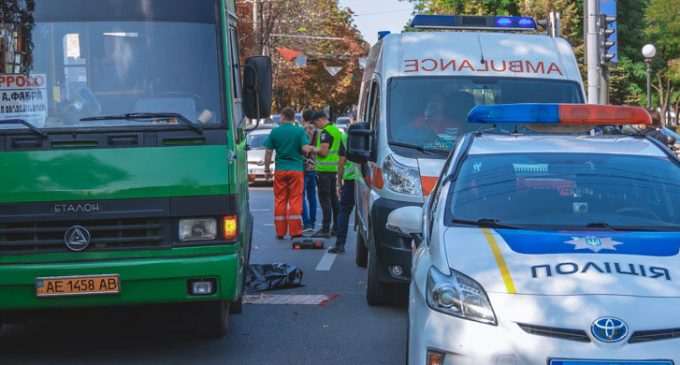 В центре Днепра автобус сбил насмерть женщину-пешехода, – ФОТО, ВИДЕО МОМЕНТА