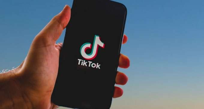 В TikTok сутки транслировалось видео самоубийства