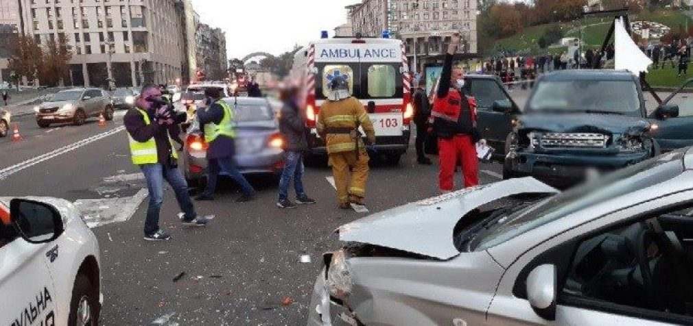 В Киеве иномарка вылетела на Майдане на тротуар, есть жертвы