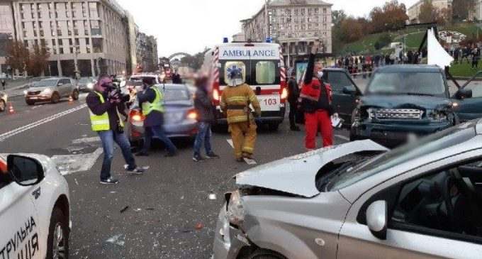 В Киеве иномарка вылетела на Майдане на тротуар, есть жертвы