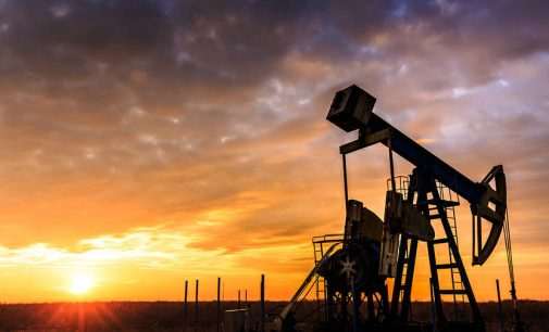 Мировые цены на нефть продолжают снижаться по двум причинам