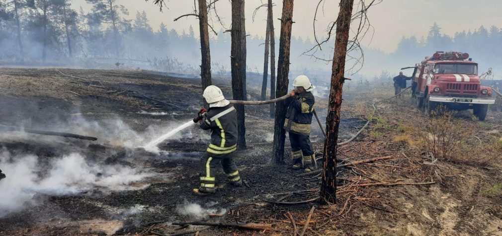 В Луганской области спасатели продолжают тушить семь пожаров