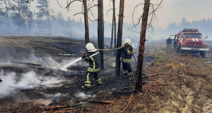 В Луганской области спасатели продолжают тушить семь пожаров