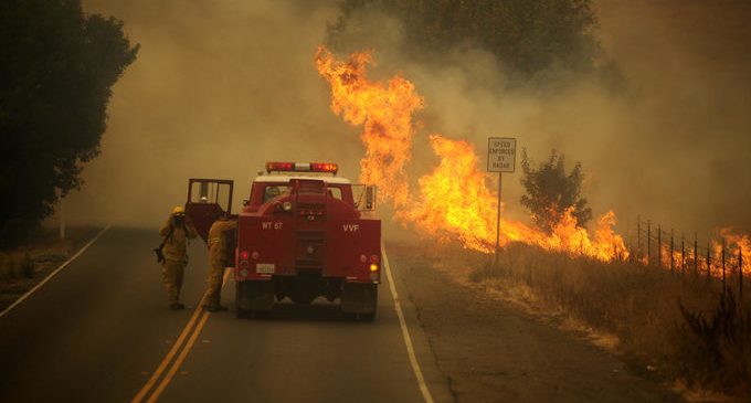 В Калифорнии с новой силой разгораются лесные пожары