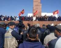 За два дня: в Бишкеке третий раз за 15 лет свергли власть