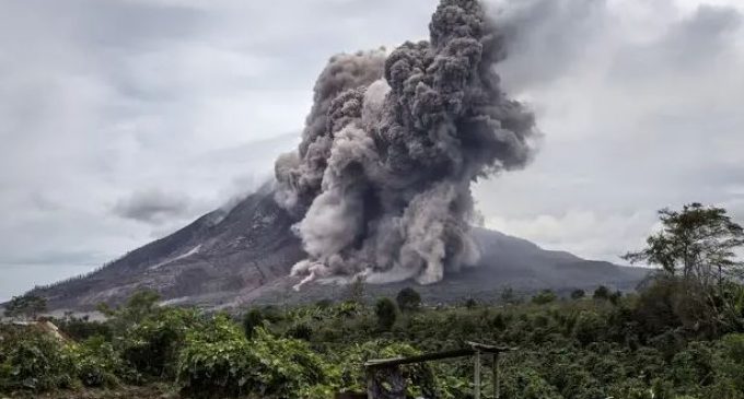 На Камчатке началось извержение вулкана, столб пепла – 10 км