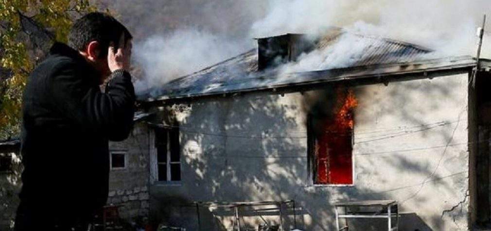 Покидая Карабах, люди сжигают свои дома и вырубают деревья
