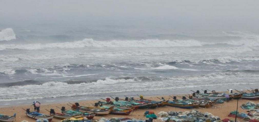 Индию накрыл мощный циклон, в Израиле затопило военные базы
