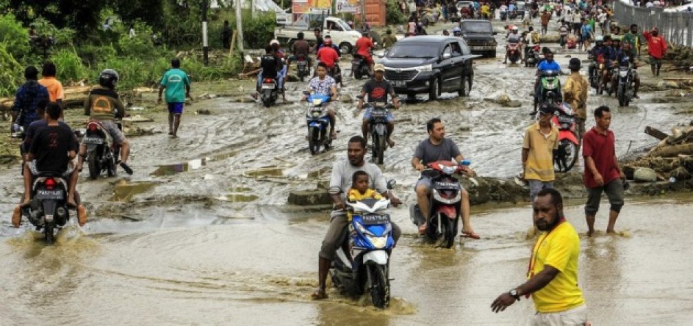 В мире продолжают бушевать ураганы и наводнения, много жертв