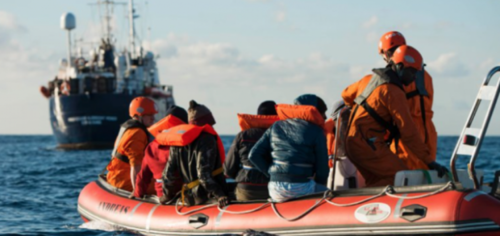 В Средиземном море погибло около сотни мигрантов