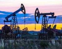 Мировые цены на нефть снова рухнули до летних показателей