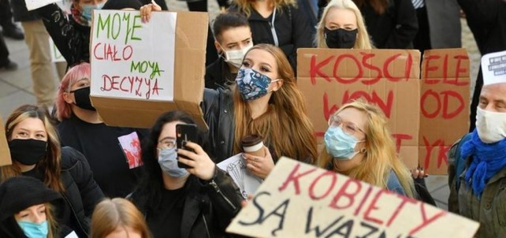 Протесты в Польше: запрет абортов «поставили на паузу»