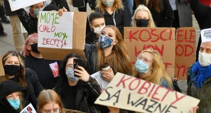Протесты в Польше: запрет абортов «поставили на паузу»
