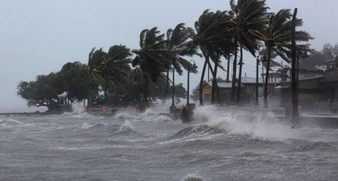 На Филиппинах – очередной тайфун, Европу накроет серия штормов