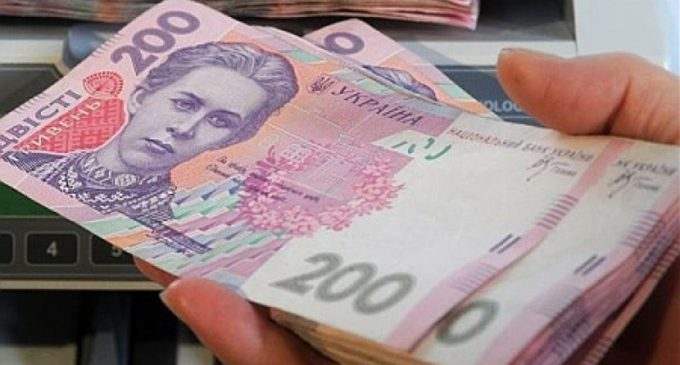 Минздрав требует повысить зарплаты медикам до 22-25 тысяч гривен