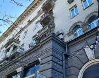 Береги голову: в центре Днепра упала часть фасада здания, – ФОТО
